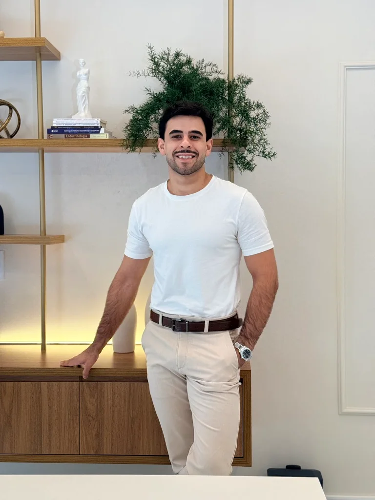 Dr. Matheus Magalhães em seu consultório